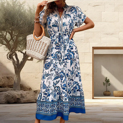 Blaues langes Kleid mit Blumendruck und V-Ausschnitt und Gürtel